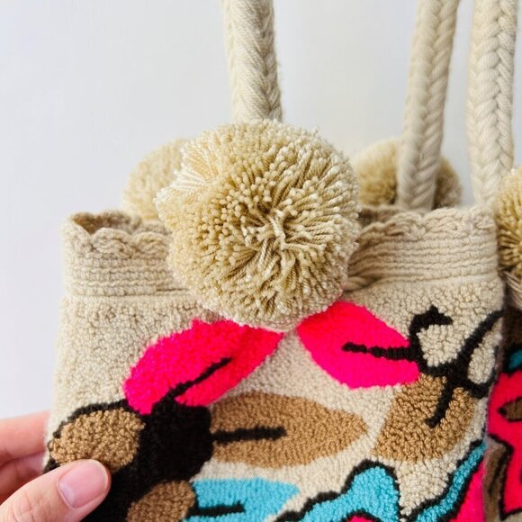 Hand punch needles Wayuu bucket bag in floral design - Picture 4 of 5
